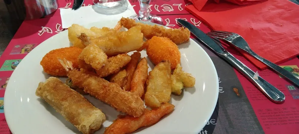 Mélange de Beignets de Légumes Crevettes Et Nems Thaï